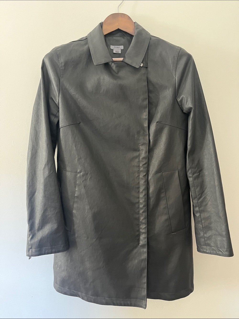 Like new m0851 7706 Waxed Cotton Trench Coat in Black Size Small